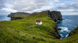 Het eenzame witte huis op het eiland Elliðaey in IJsland, omringd door gras en steile kliffen.