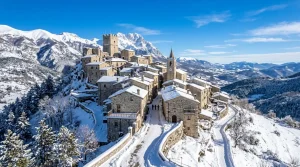 Een besneeuwd Italiaans bergdorp onder een stralend blauwe lucht na een periode van extreme sneeuwval.